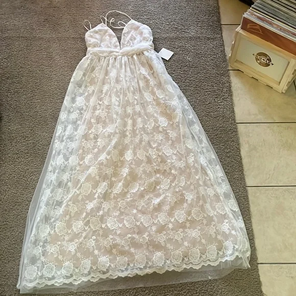 NWT Lulu’s Wedding Dress - Picture 1 of 9